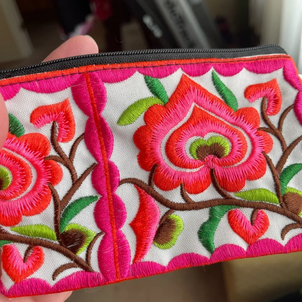 🌺 Embroidered Pouch - Picture 5 of 7